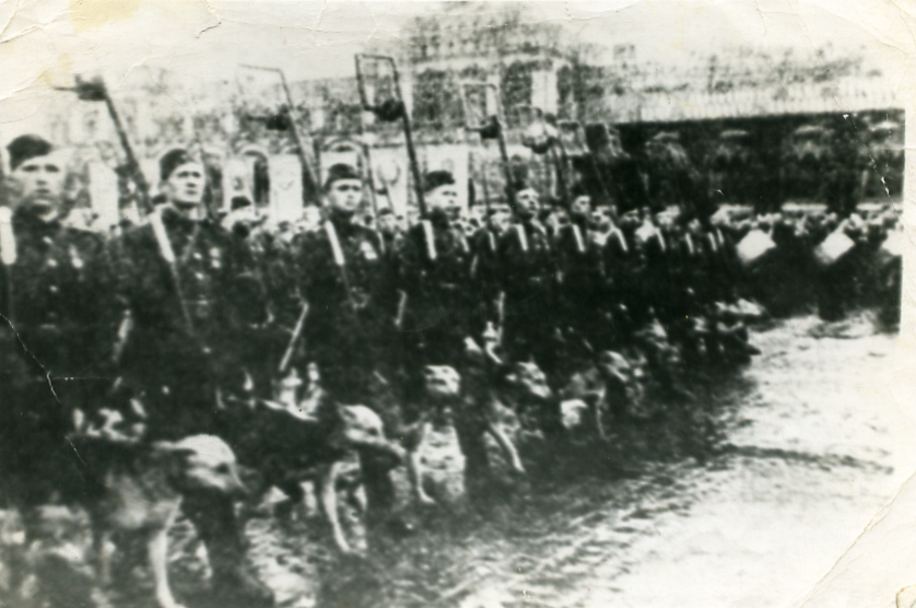 Москва Парад Победы, 1945 год. В первой шеренге Александр Вяловатых